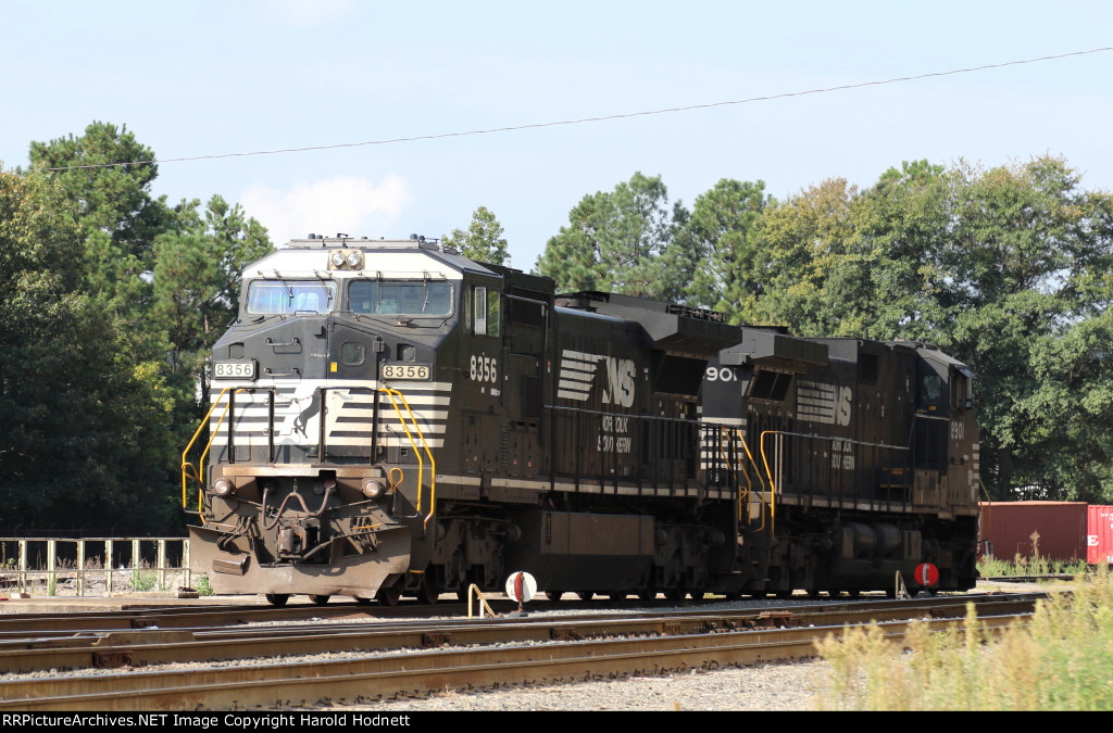 NS 8356 & 8901 sit in Glenwood Yard